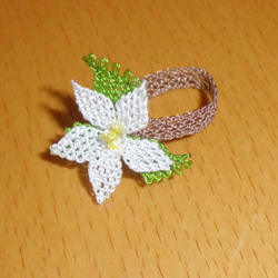 白い小花の指輪 2枚目の画像