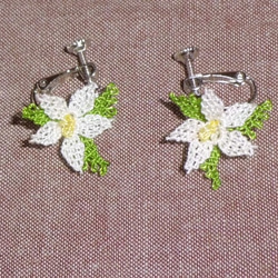 白い小花のイヤリング 3枚目の画像