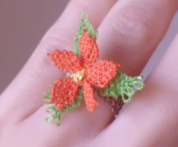 オレンジ色の小花の指輪 1枚目の画像