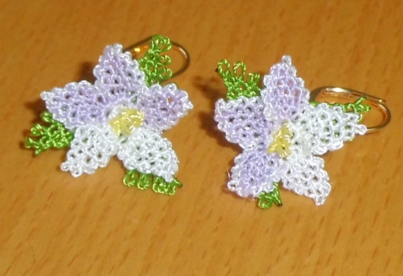 小花のピアス（薄紫色＋白） 2枚目の画像