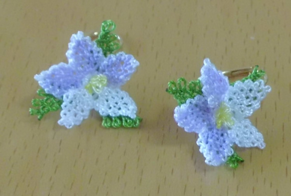小花のピアス（薄紫色＋白） 3枚目の画像