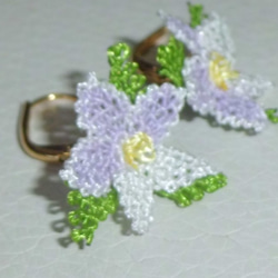 小花のピアス（薄紫色＋白） 1枚目の画像