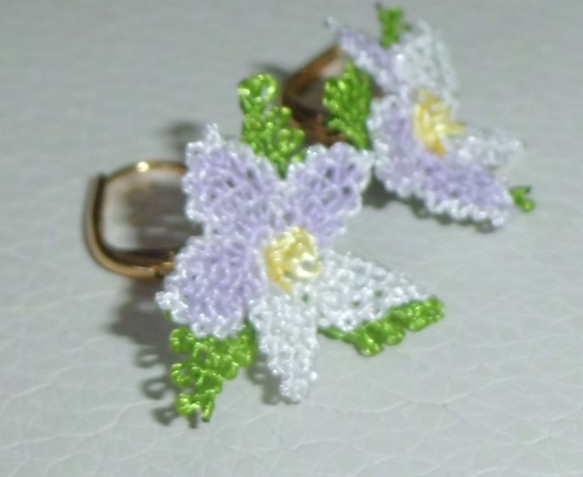 小花のピアス（薄紫色＋白） 1枚目の画像