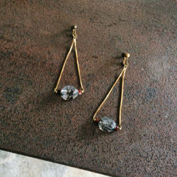 真鍮の鎖には黒い釉薬のついたイヤリングが付いています 1枚目の画像