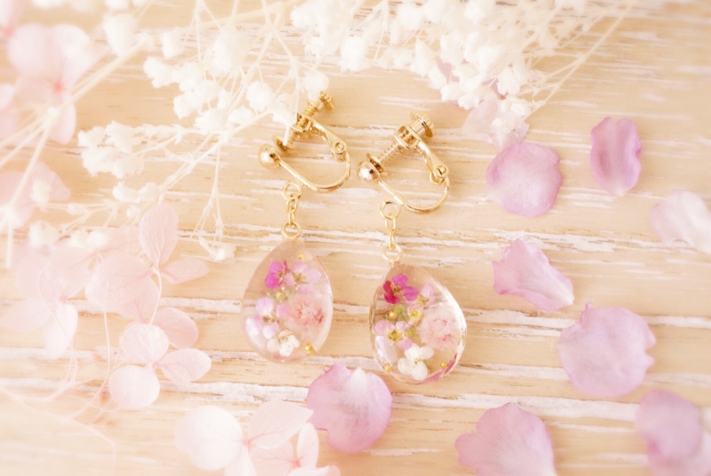 niki.du.poulain  布花　片耳ピアス　フラワー　木蓮のような花 niki.du.poulain 布花 片耳ピアス フラワー 木蓮のような花