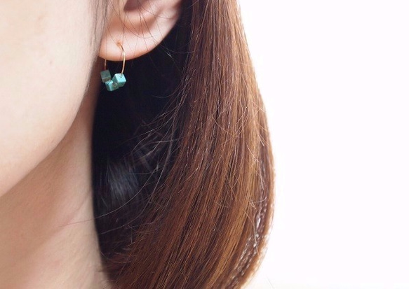 Hoop earrings square turquoise 2枚目の画像