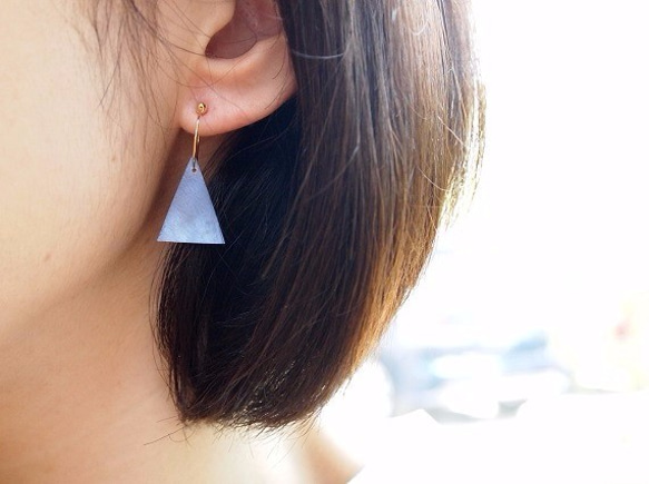 Hoop earrings Shell triangle 1枚目の画像