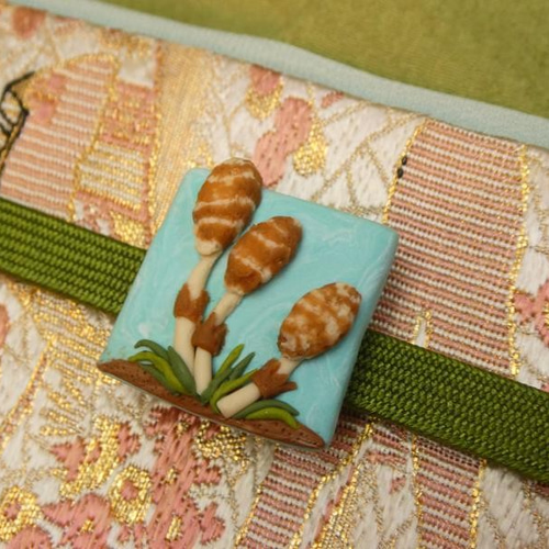 帯留め「つくし」 ポリマークレイ かわいい姿 落としても割れません