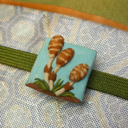 帯留め「つくし」 ポリマークレイ かわいい姿 落としても割れません