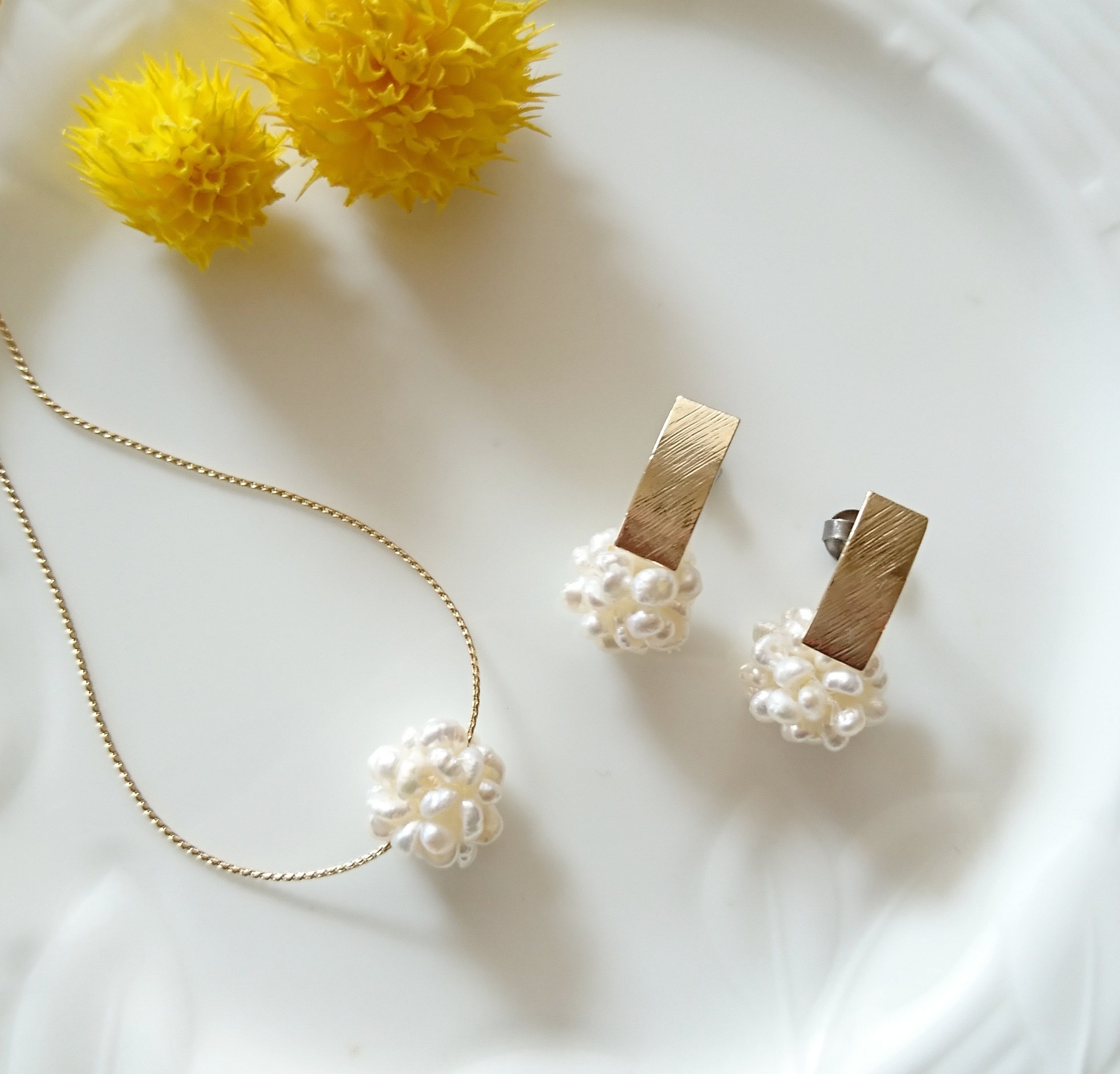 【Creema限定新春福袋〈梅〉】淡水パールボールのアクセサリーセット（メタルプレートピアス／イヤリング）