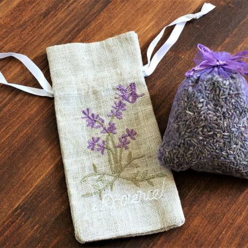 フランス製手刺繍のサシェ（匂い袋）とプロヴァンスのラベンダーの