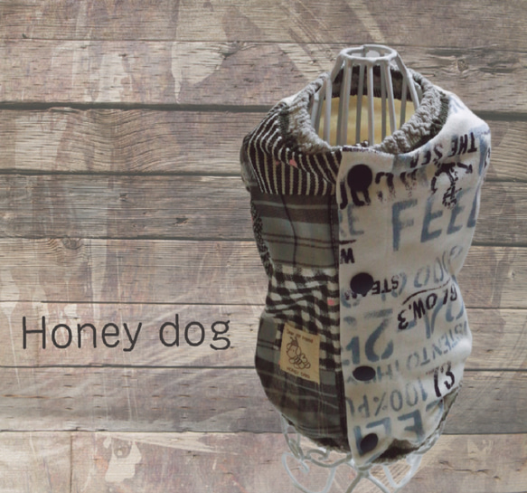 HONEY DOG 英字とパッチワーク風の後ろ開きトップス 1枚目の画像