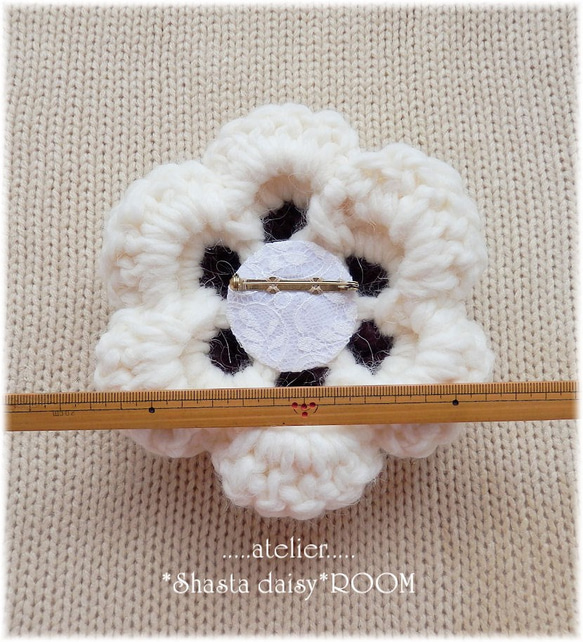 手编 Wool Yarn Flower Brooch*Big size*Offwhite×Brown 第5張的照片