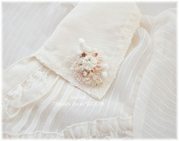 Fabric Flower＆Lace 『Brooch』*ｗith Crystal Charm**Small Size☆。 第2張的照片