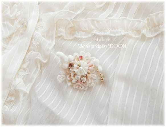 Fabric Flower＆Lace 『Brooch』*ｗith Crystal Charm**Small Size☆。 第3張的照片