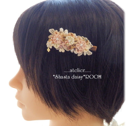 レースと布のお花のヘアクリップ ☆～ゆらゆら～フラワーチャームと共に☆。クローバーを添えて☆Z 2枚目の画像