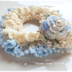 手编 Lace Yarn 绑发橡皮筋(chouchou)with 2way Brooch*blue×off white 第3張的照片