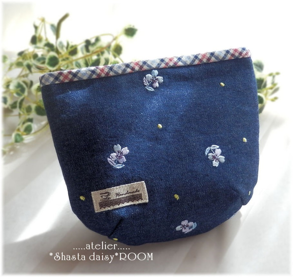 ★Sale★ デニムポーチ ハートのファスナーチャーム付 ハチさんのメタルチャーム飾り 花柄刺繍 コスメ 小物整理 6枚目の画像