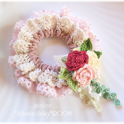 ダブルフリルのクロッシェシュシュ（ゴム交換O.K!）☆刺繍糸で編んだ薔薇コサージュ付(取り外し可能)☆ピンク系 1枚目の画像