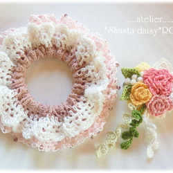 ダブルフリルのクロッシェシュシュ☆刺繍糸で編んだ薔薇コサージュ付(取り外し可能)☆ピンク系 3枚目の画像