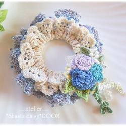 ダブルフリルのクロッシェシュシュ（ゴム交換O.K!）☆刺繍糸で編んだ薔薇コサージュ付(取り外し可能)☆ブルー 1枚目の画像