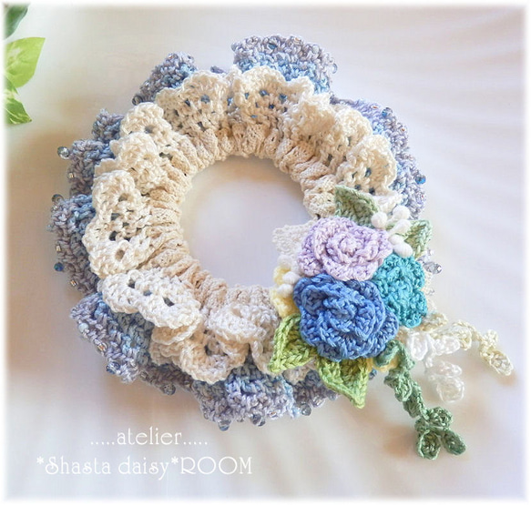 ダブルフリルのクロッシェシュシュ（ゴム交換O.K!）☆刺繍糸で編んだ薔薇コサージュ付(取り外し可能)☆ブルー 1枚目の画像