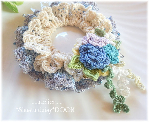 ダブルフリルのクロッシェシュシュ（ゴム交換O.K!）☆刺繍糸で編んだ薔薇コサージュ付(取り外し可能)☆ブルー 2枚目の画像