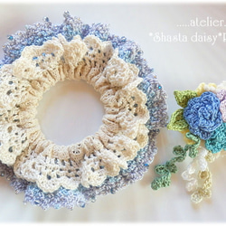 ダブルフリルのクロッシェシュシュ（ゴム交換O.K!）☆刺繍糸で編んだ薔薇コサージュ付(取り外し可能)☆ブルー 3枚目の画像