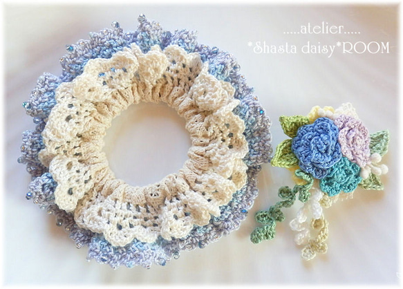 ダブルフリルのクロッシェシュシュ（ゴム交換O.K!）☆刺繍糸で編んだ薔薇コサージュ付(取り外し可能)☆ブルー 3枚目の画像