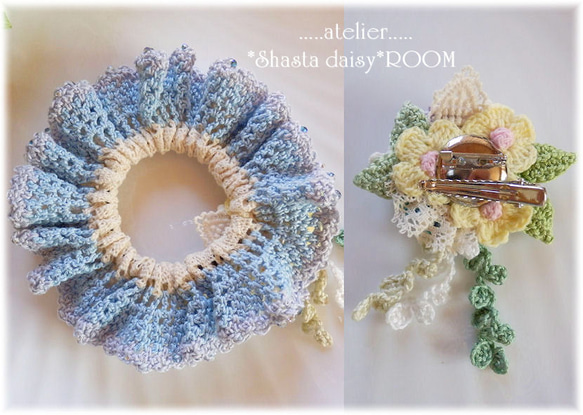 ダブルフリルのクロッシェシュシュ（ゴム交換O.K!）☆刺繍糸で編んだ薔薇コサージュ付(取り外し可能)☆ブルー 4枚目の画像