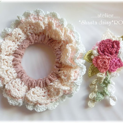 ダブルフリルのクロッシェシュシュ（ゴム交換O.K!）☆刺繍糸で編んだ薔薇コサージュ付(取り外し可能)☆ピンク 2枚目の画像