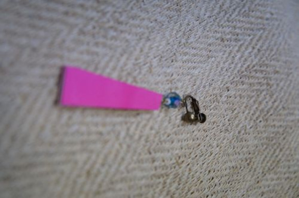 ピンクの革とビーズのイヤリング0024 3枚目の画像