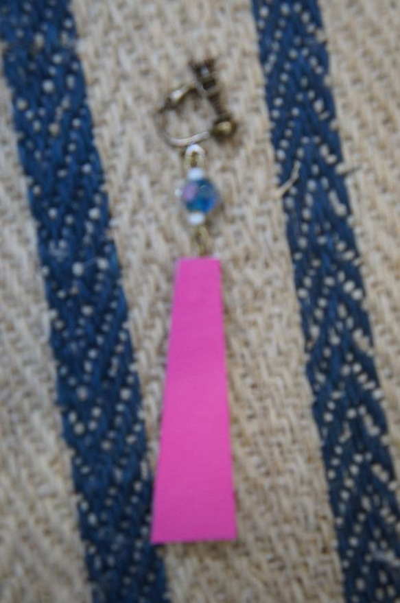 ピンクの革とビーズのイヤリング0024 4枚目の画像