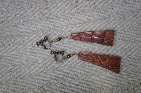 革とメタルビーズのイヤリング0031 3枚目の画像