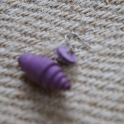 紫色の革のピアス　　006 3枚目の画像