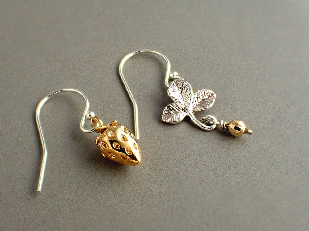 SV925 金色いちご アシンメトリーピアス