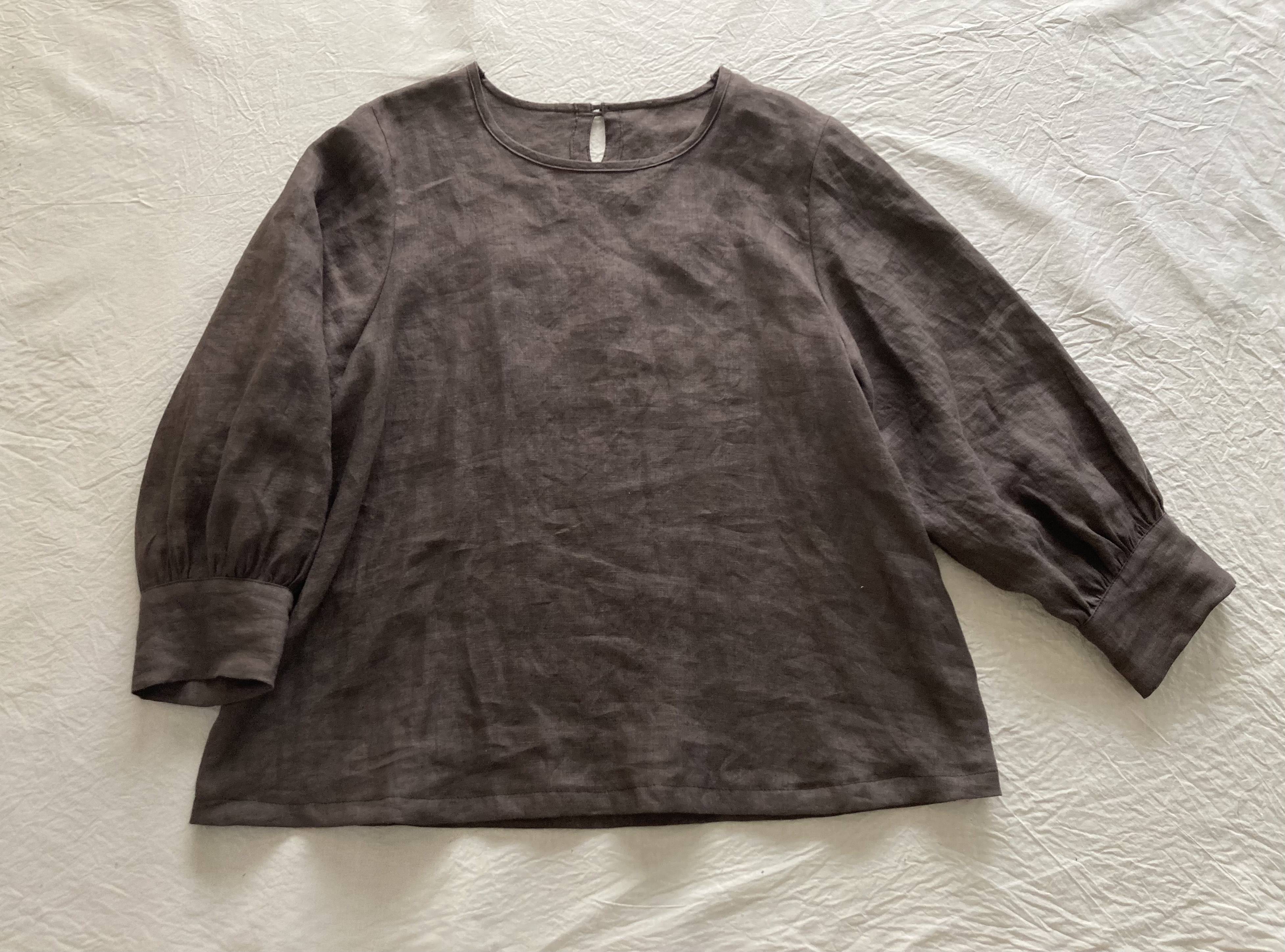 クールネック・ブラウス(ブラウン)