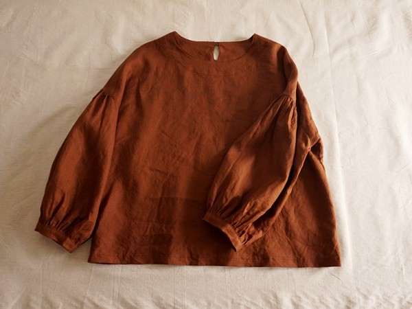 シンプル・ギャザースリーブブラウス（ブラウン）