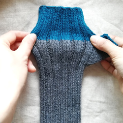 国産メリノウールのハンドウォーマー＊配色 ゴム編みでゆったり＆フィット 4枚目の画像