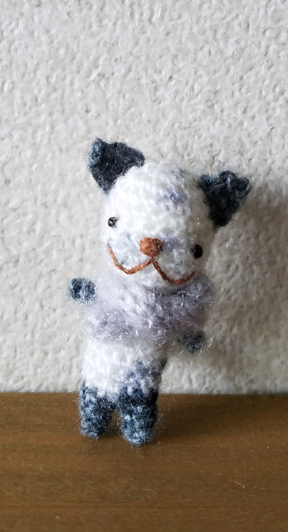 編みぐるみのちびちびネコちゃんブローチ1 1枚目の画像