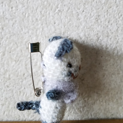 編みぐるみのちびちびネコちゃんブローチ1 3枚目の画像