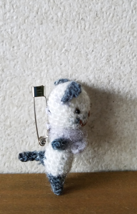 編みぐるみのちびちびネコちゃんブローチ1 3枚目の画像