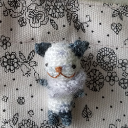 編みぐるみのちびちびネコちゃんブローチ1 4枚目の画像