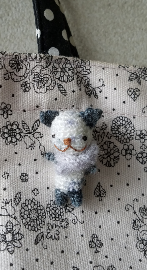 編みぐるみのちびちびネコちゃんブローチ1 4枚目の画像