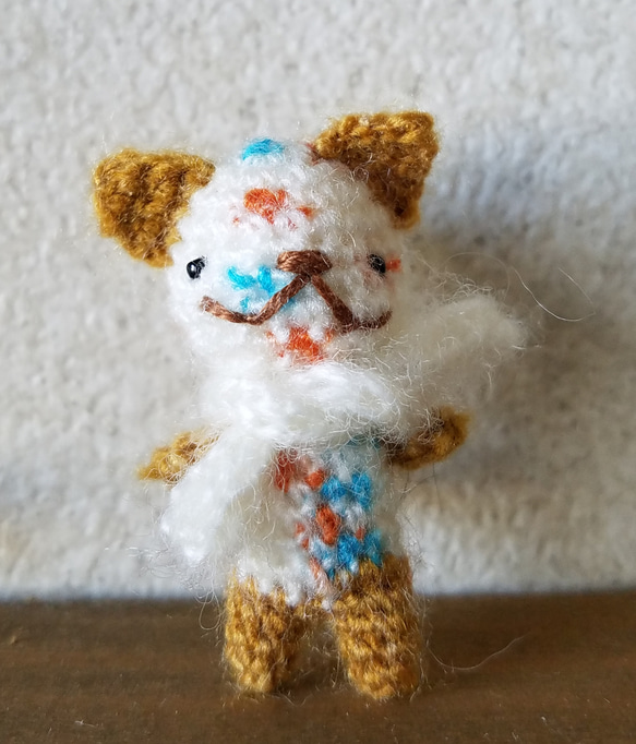 編みぐるみのちびちびネコちゃんブローチ2 1枚目の画像