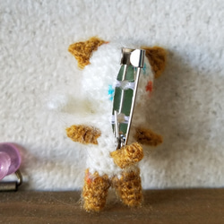 編みぐるみのちびちびネコちゃんブローチ2 2枚目の画像