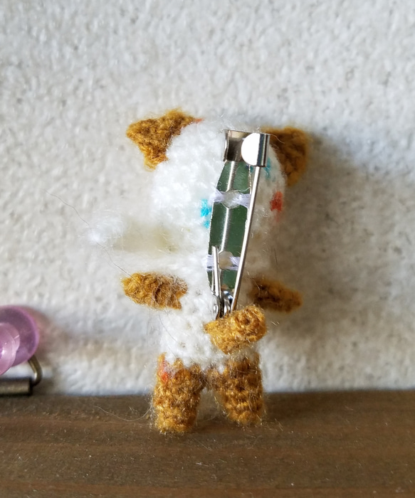 編みぐるみのちびちびネコちゃんブローチ2 2枚目の画像