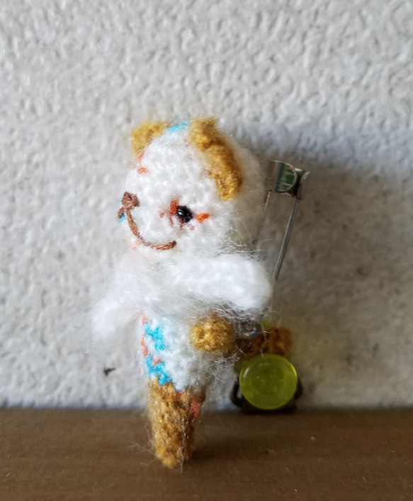 編みぐるみのちびちびネコちゃんブローチ2 3枚目の画像