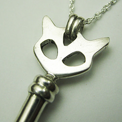【地震!?】銀の笛 　猫の鍵　猫の笛　シルバーペンダント　ホイッスル　cat 　whistle key ネコ　ねこ 2枚目の画像