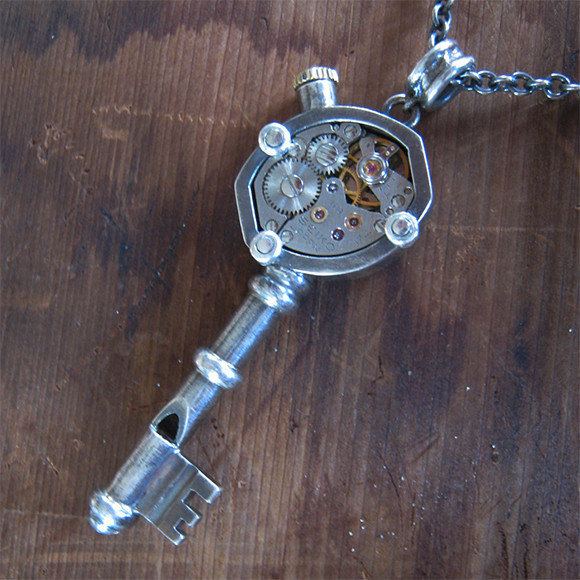 【Locke & Key】Watch 時計の銀の笛 　シルバーペンダント　ホイッスル　key S　カギ whistle